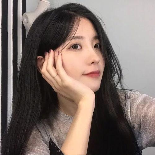 头像女生真人吃瓜,美女真人吃瓜，镜头下的甜蜜瞬间