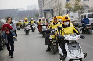 武汉外卖小哥吃瓜视频,武汉街头一幕引发网友热议